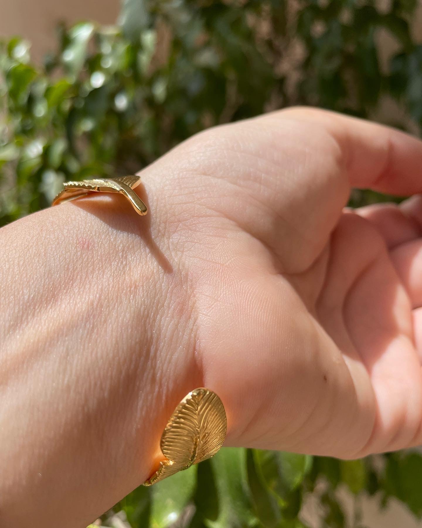 Bracciale rigido con piuma