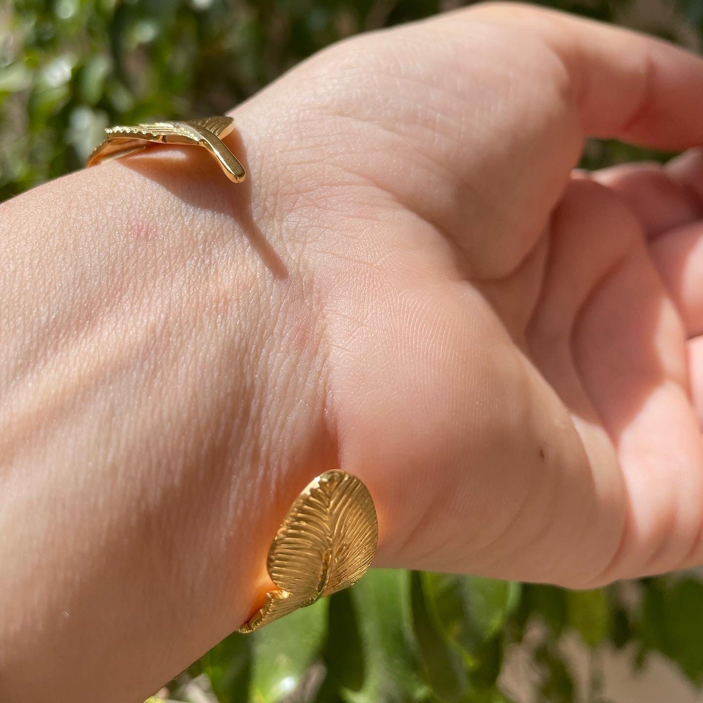Bracciale rigido con piuma
