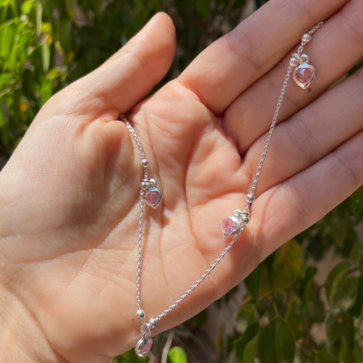 Cavigliera con cuori pendenti in 3 colori