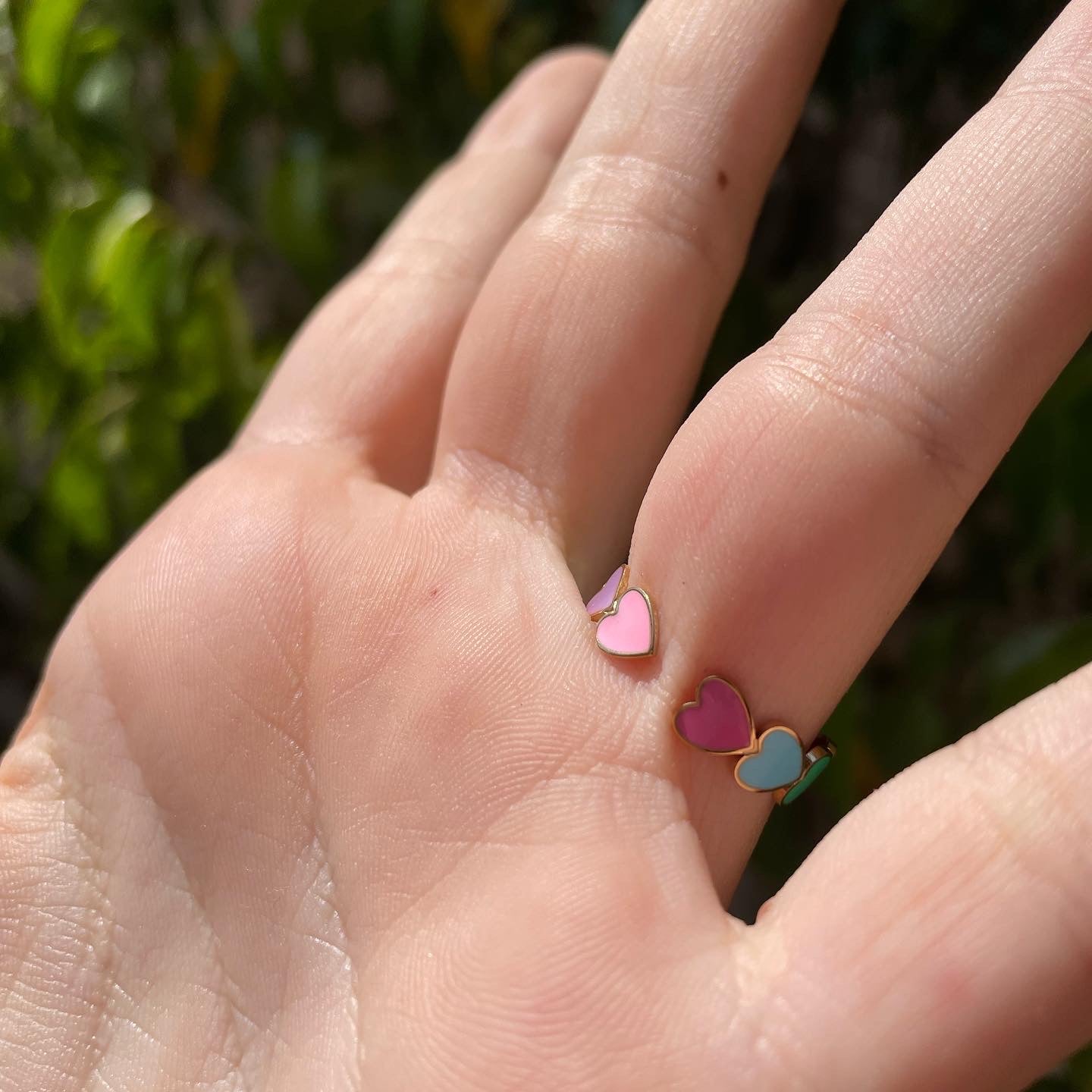 Anello con cuori smaltato in 5 colori