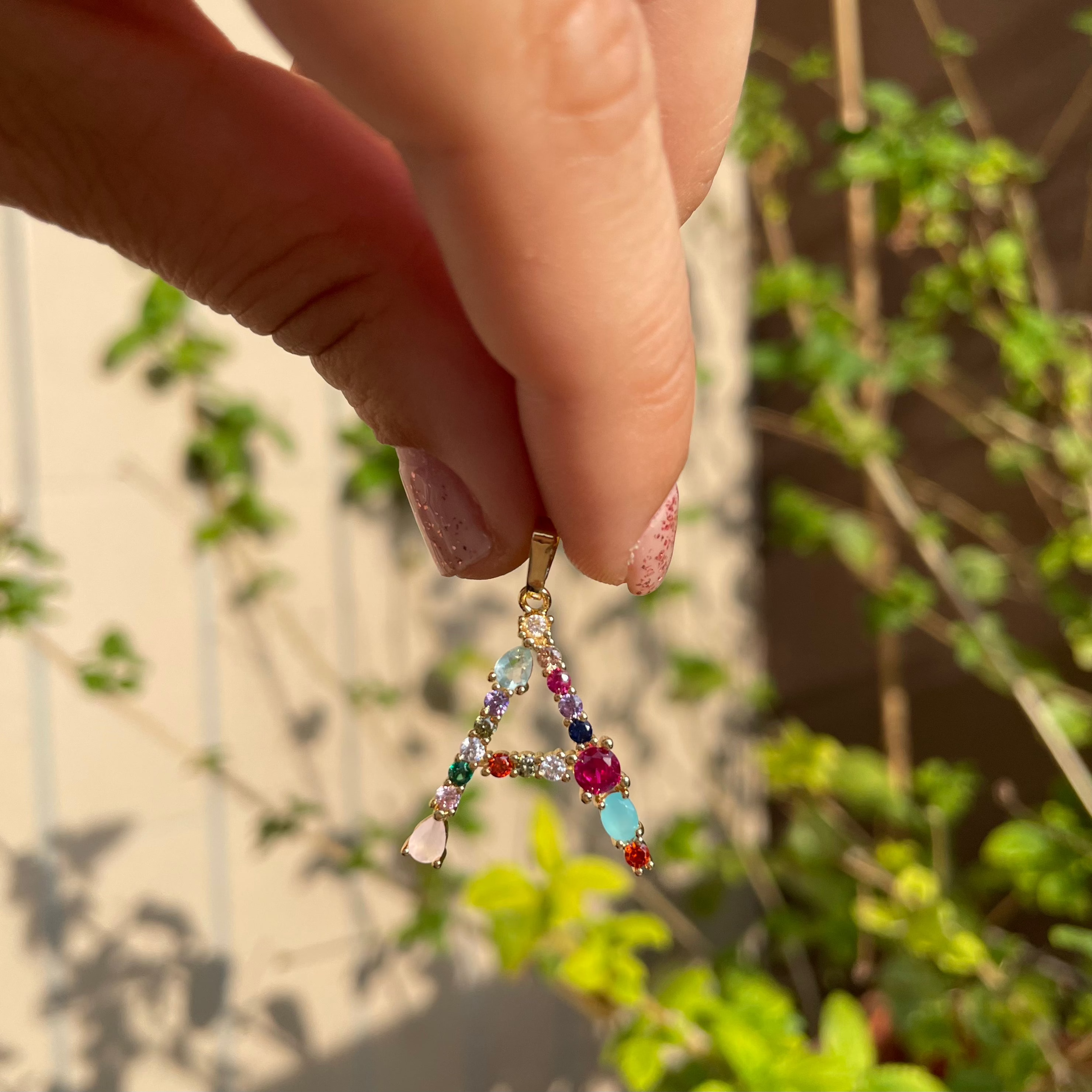 Collana lettera con pietre colorate