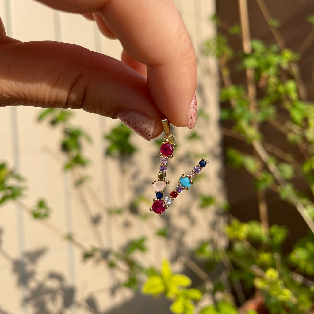 Collana lettera con pietre colorate