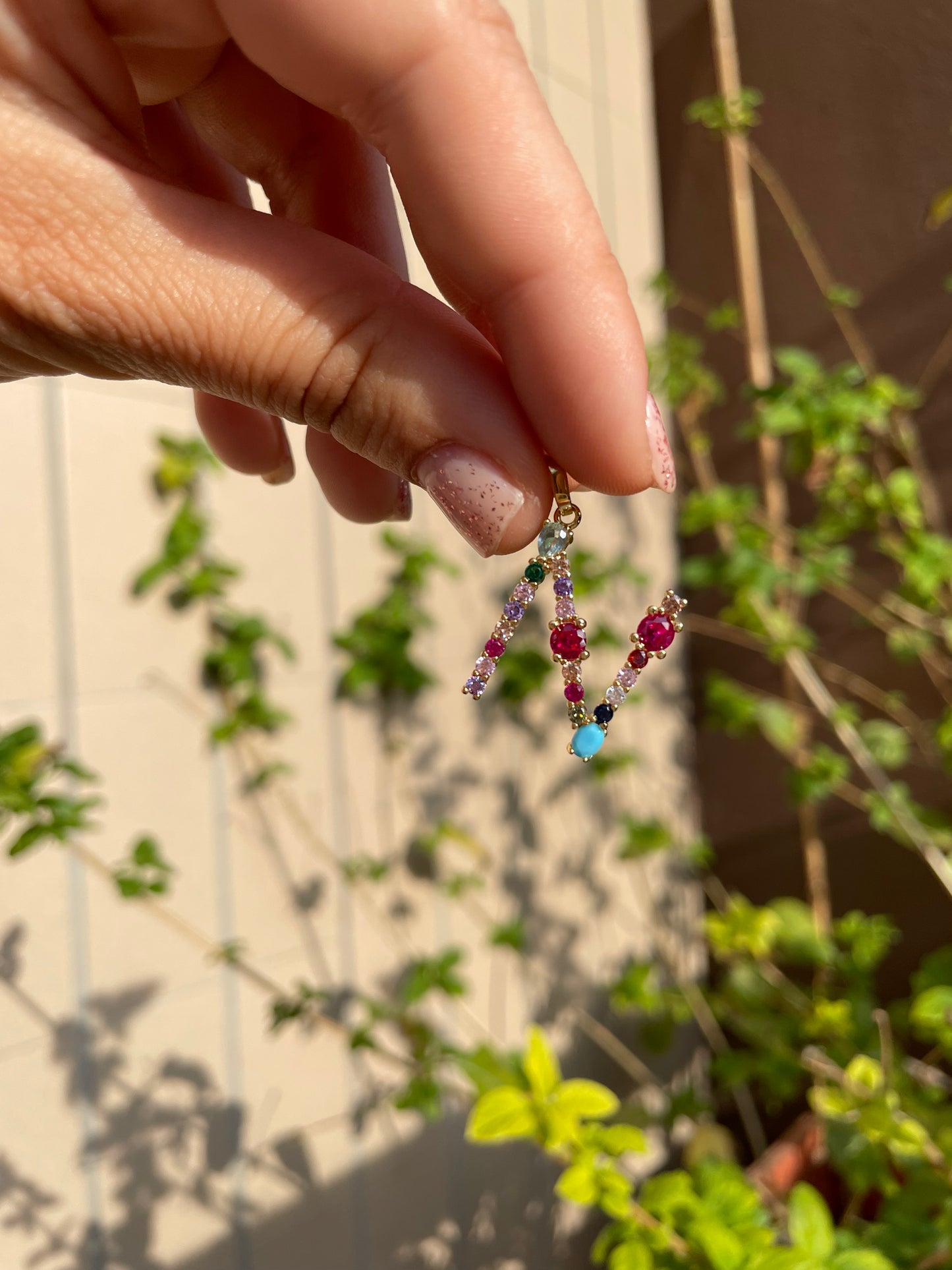 Collana lettera con pietre colorate