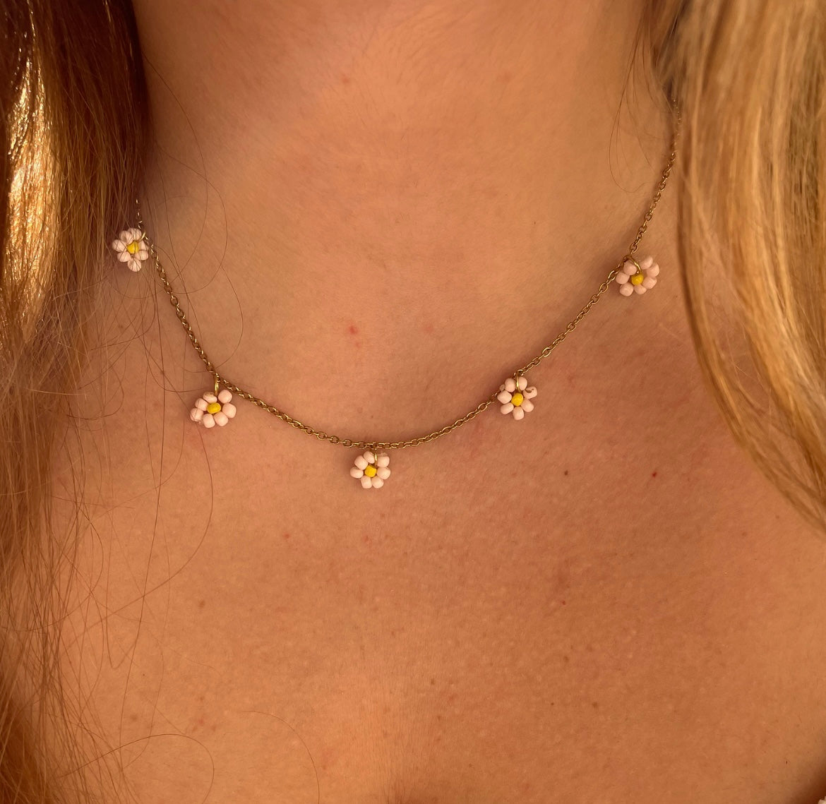 Collana con margherite rosa