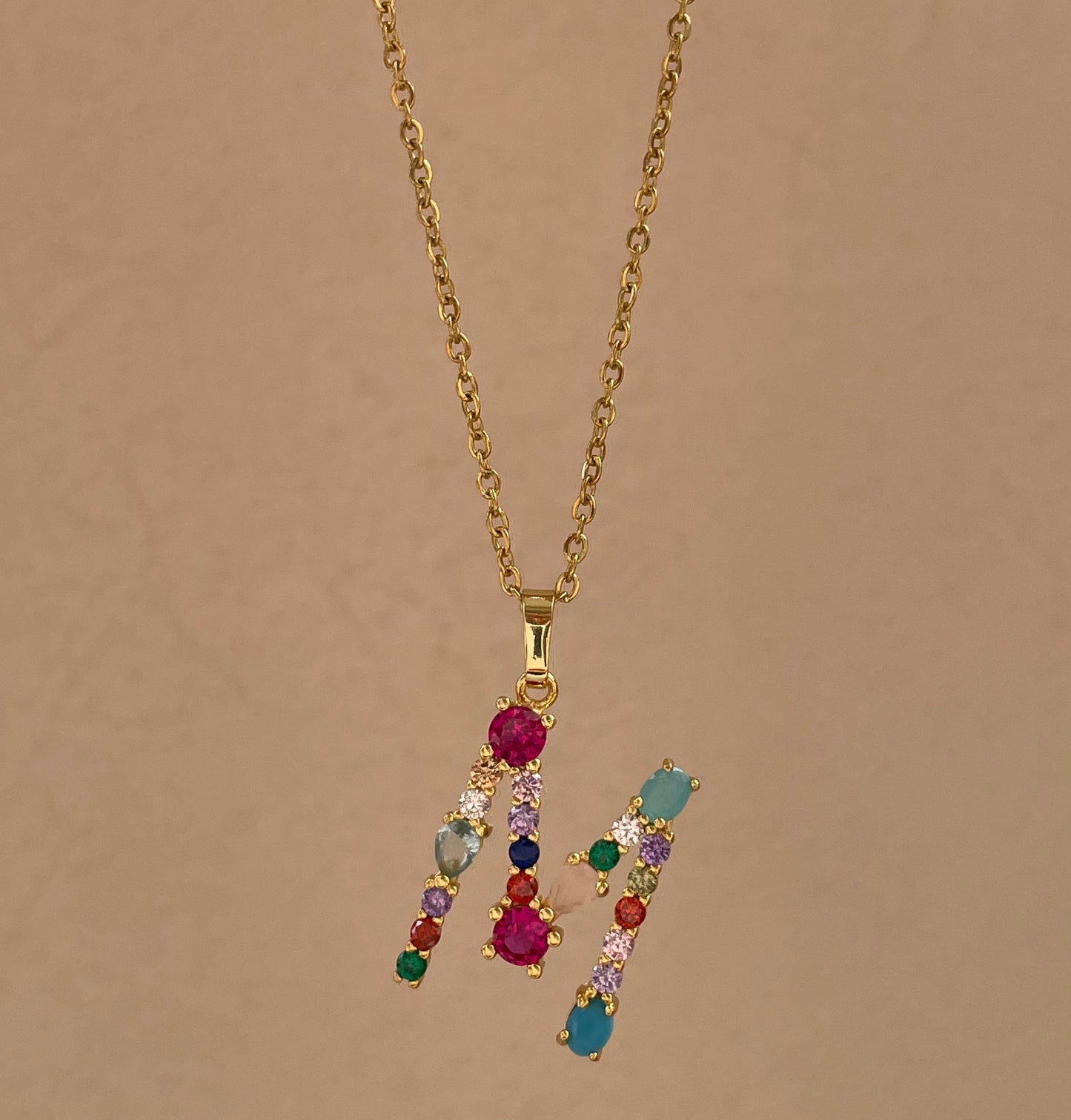 Collana lettera con pietre colorate