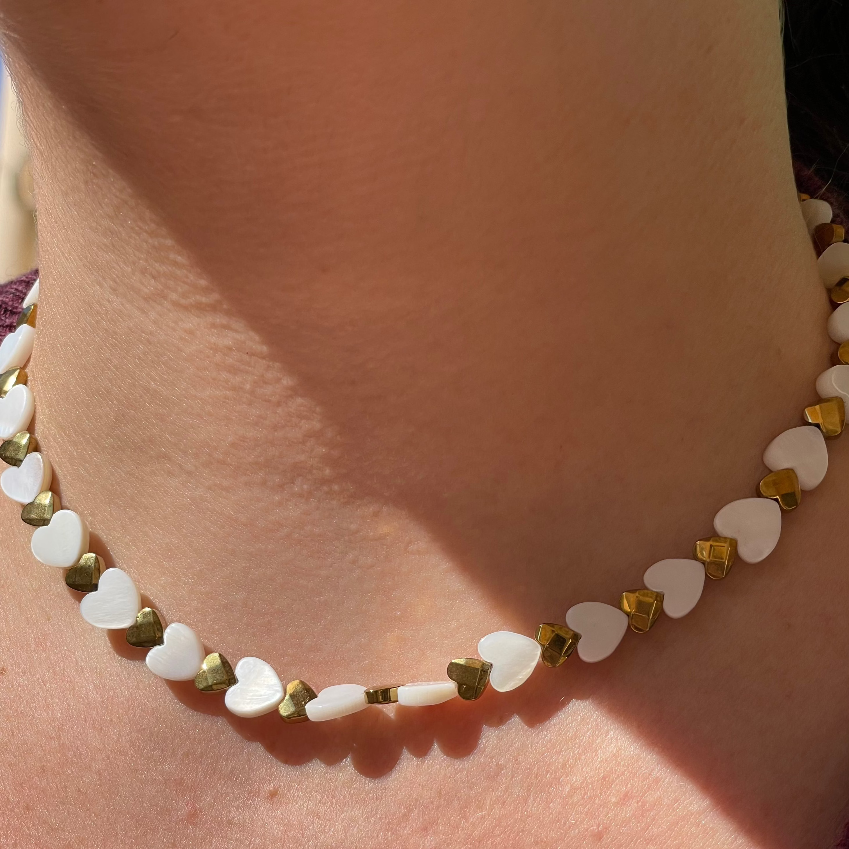 Collana con cuori dorati e madreperla