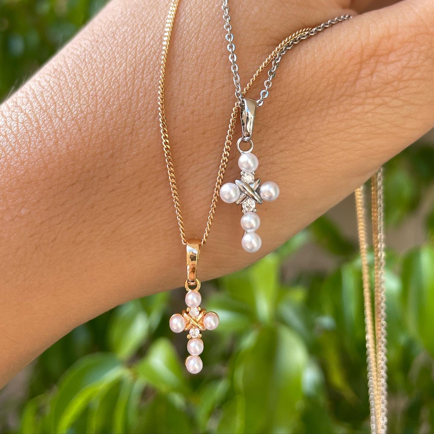 Collana con croce e perline in 2 colori