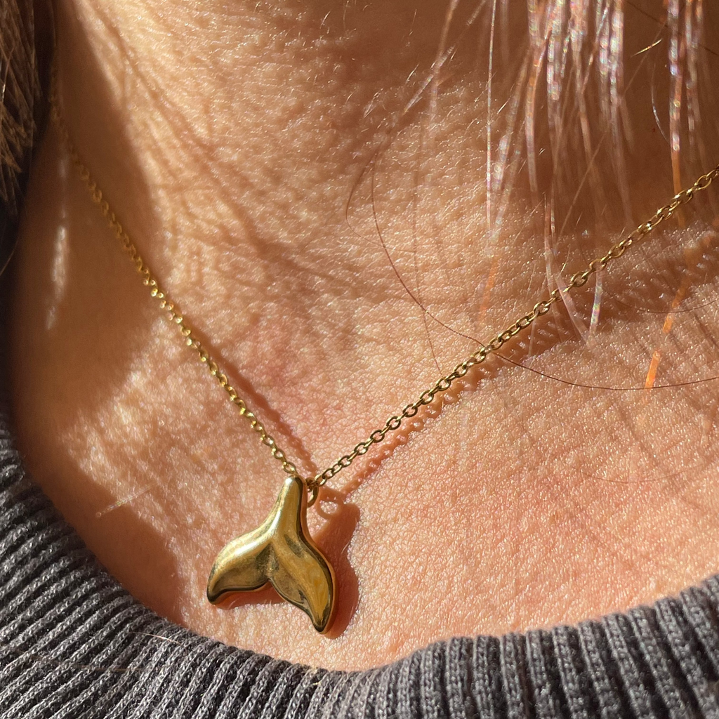 Collana con coda di balena