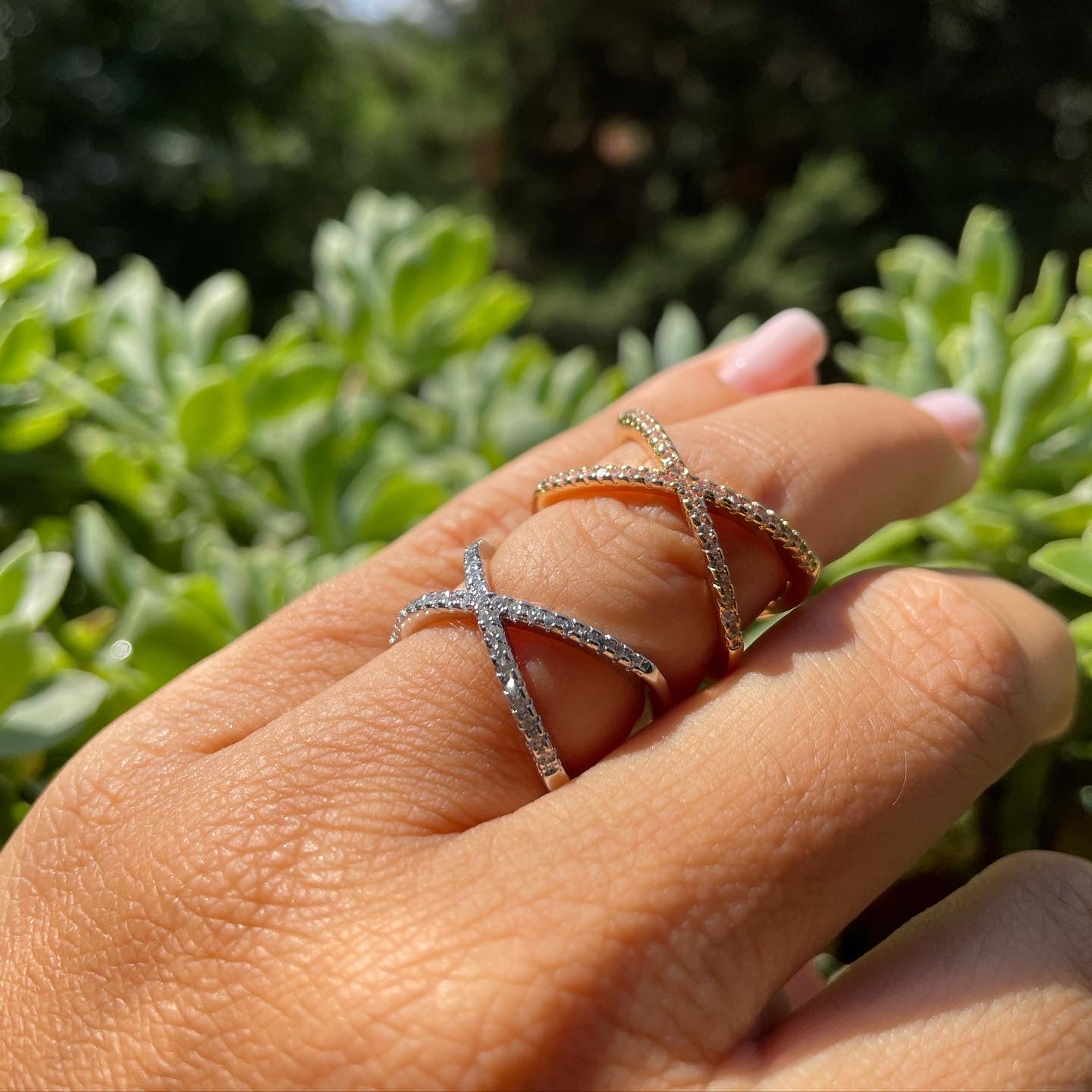 Anello incrociato con strass in 2 colori