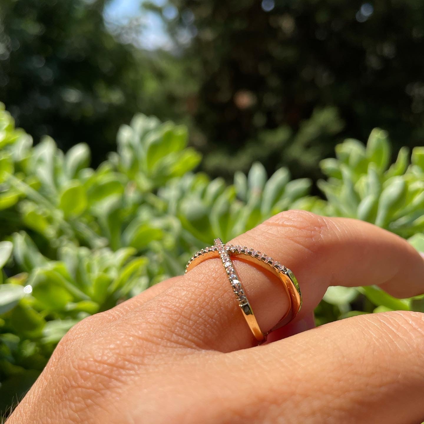 Anello incrociato con strass in 2 colori