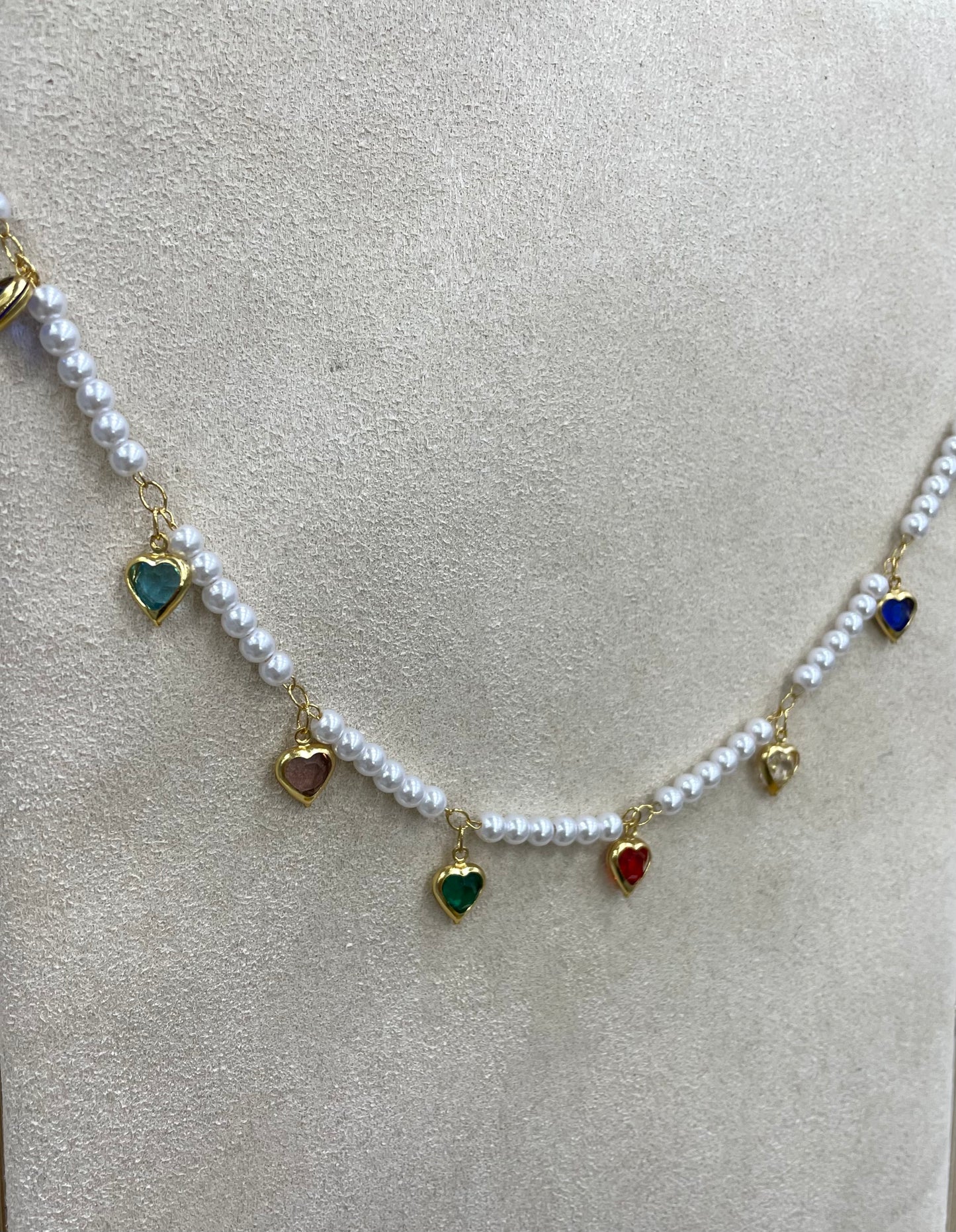 Collana con perle e cuori pendenti colorati