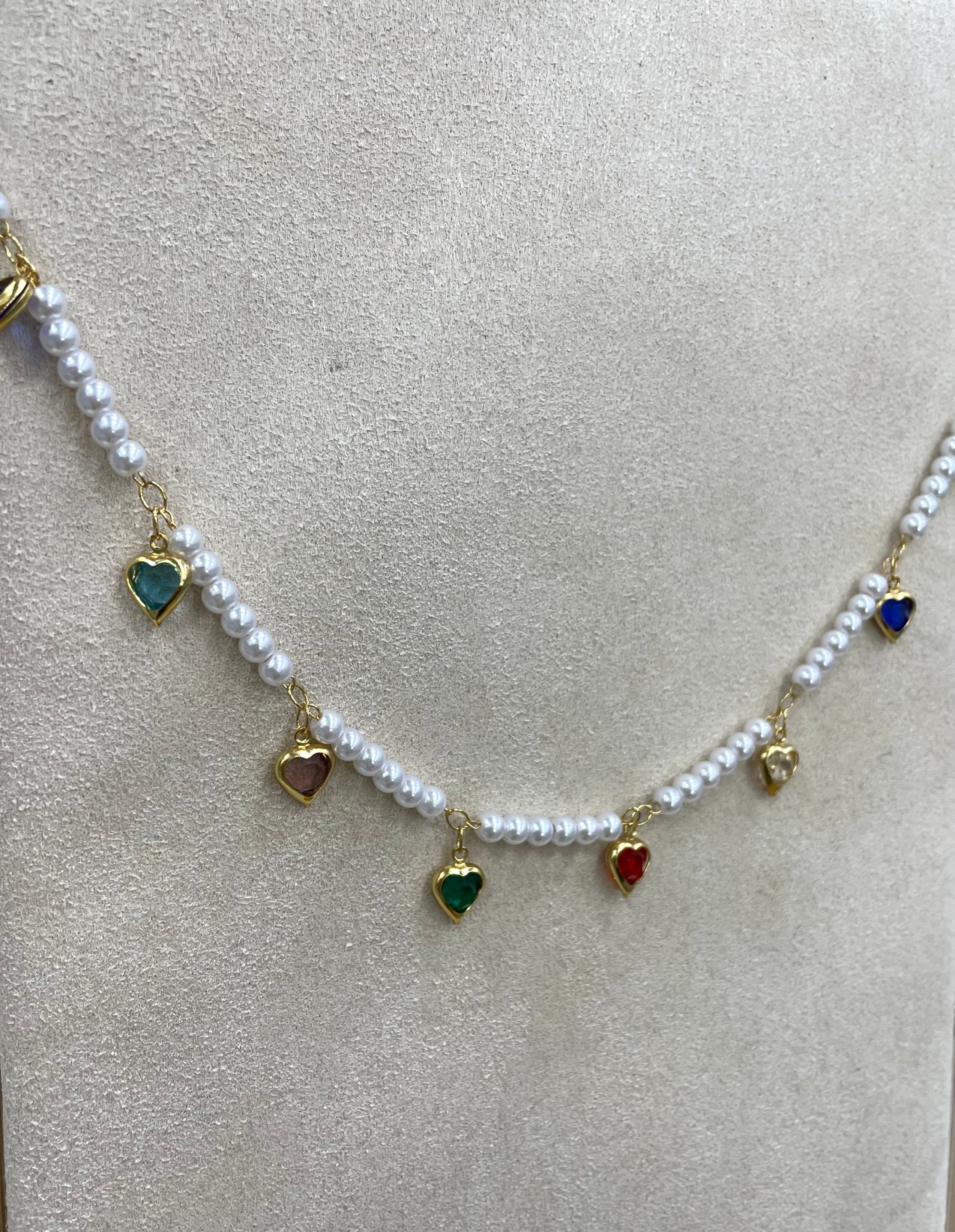 Collana con perle e cuori pendenti colorati