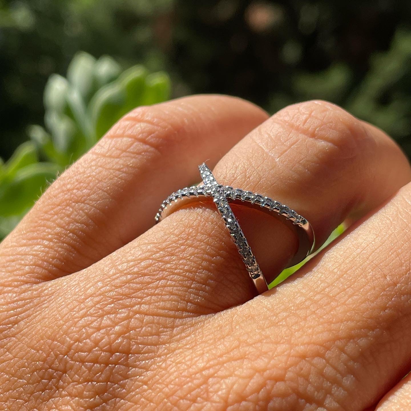 Anello incrociato con strass in 2 colori
