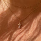 Collana con croce, piccole perle e strass