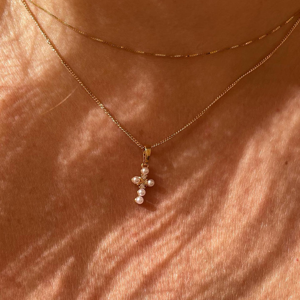 Collana con croce e perline in 2 colori