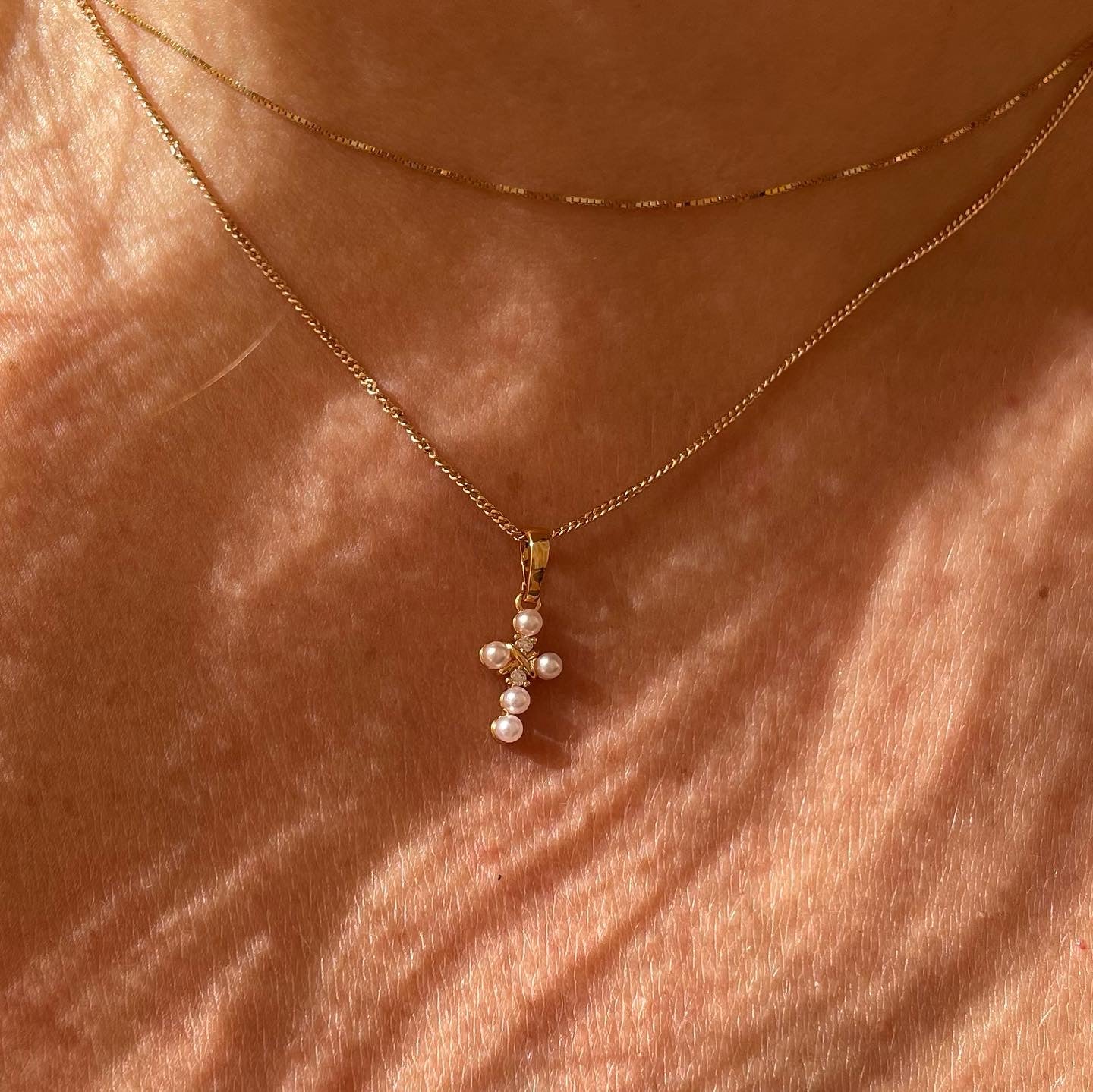 Collana con croce, piccole perle e strass