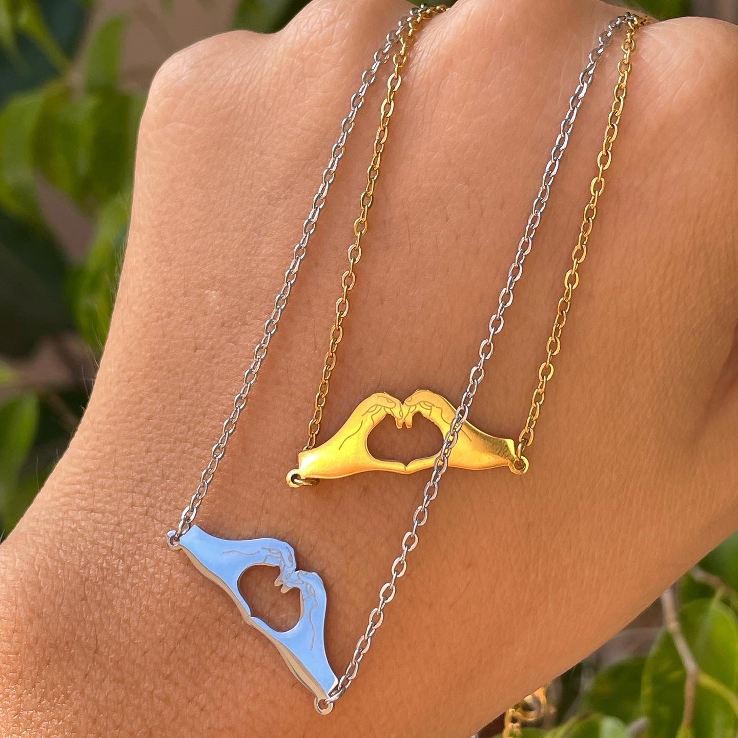 Collana mano e cuore in 2 colori