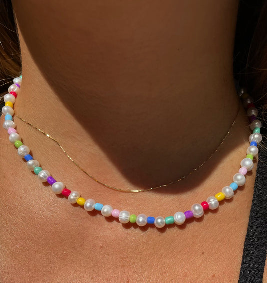 Collana con perle e perline colorate