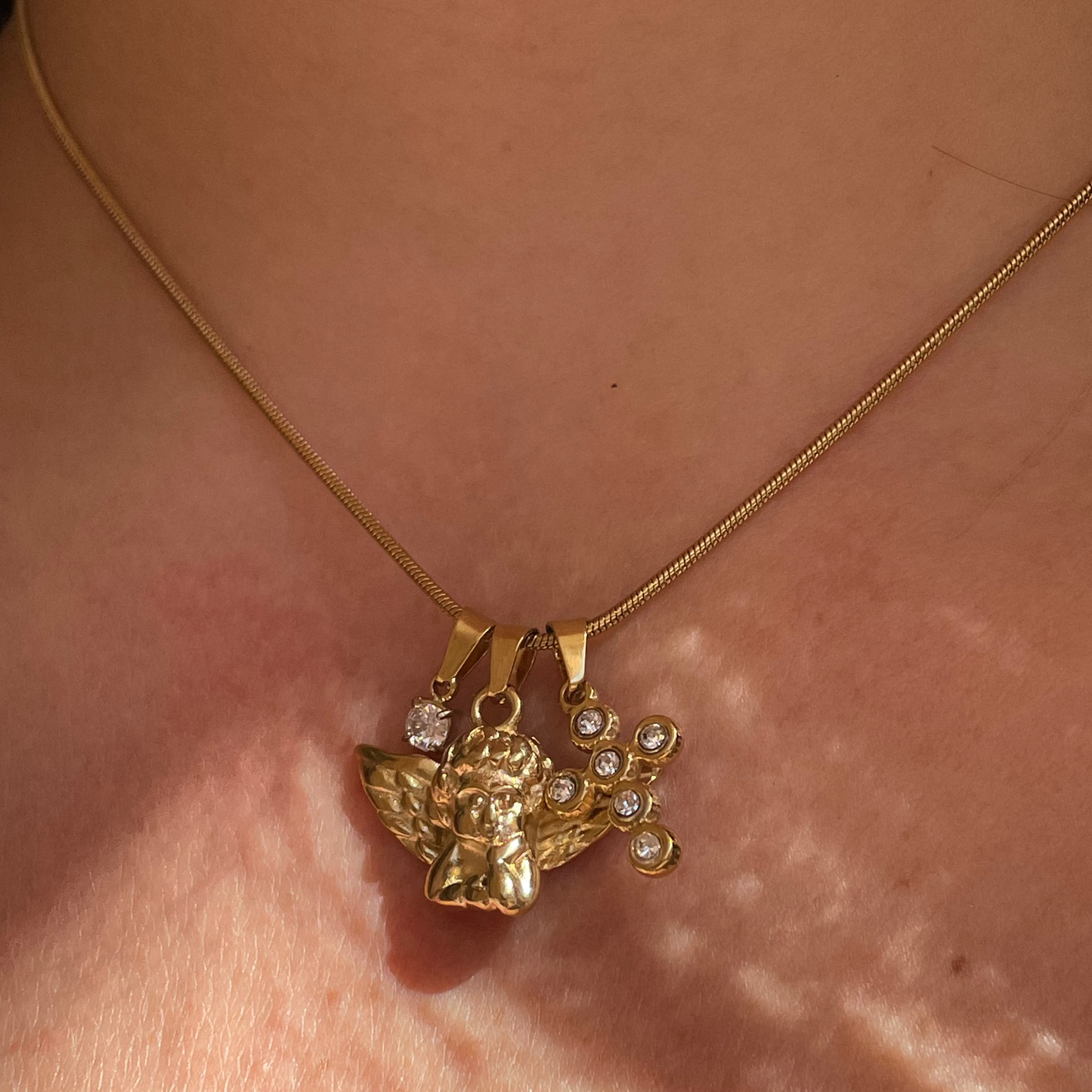 Collana angelo con croce e punto luce in 2 colori