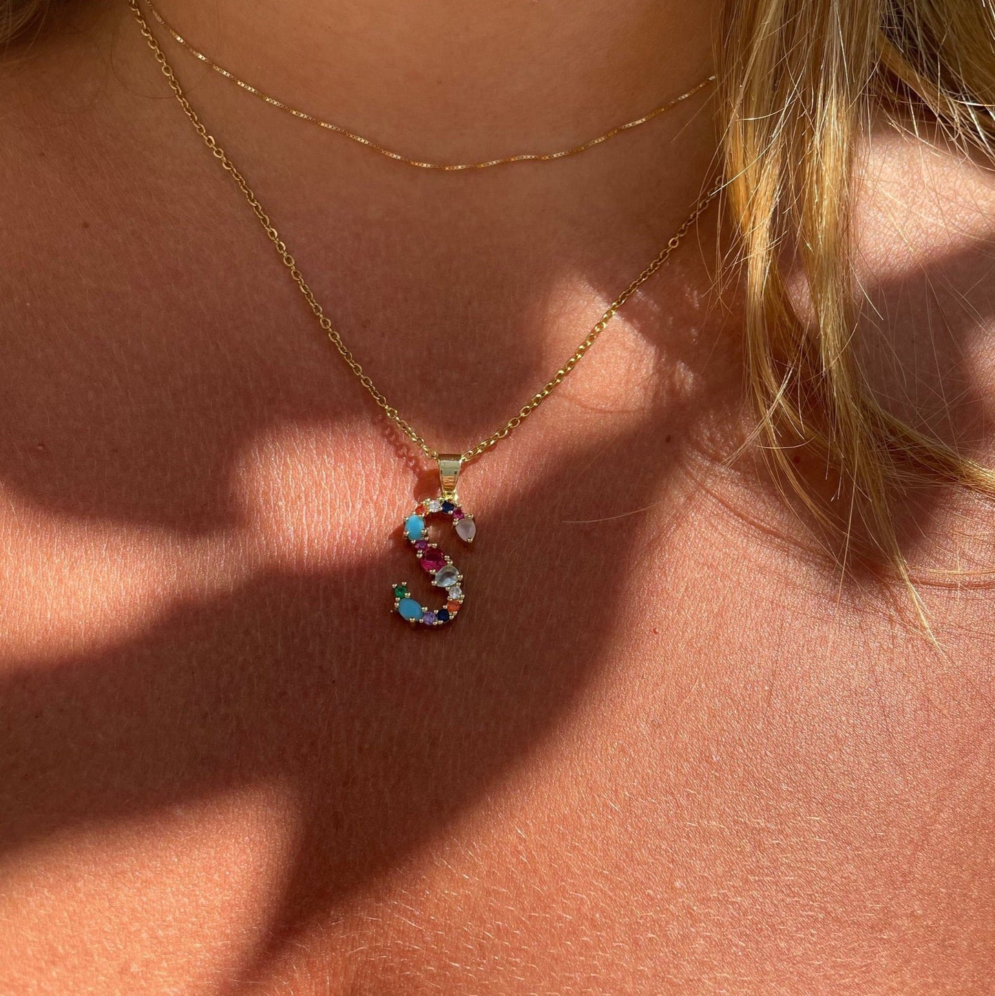 Collana lettera con pietre colorate