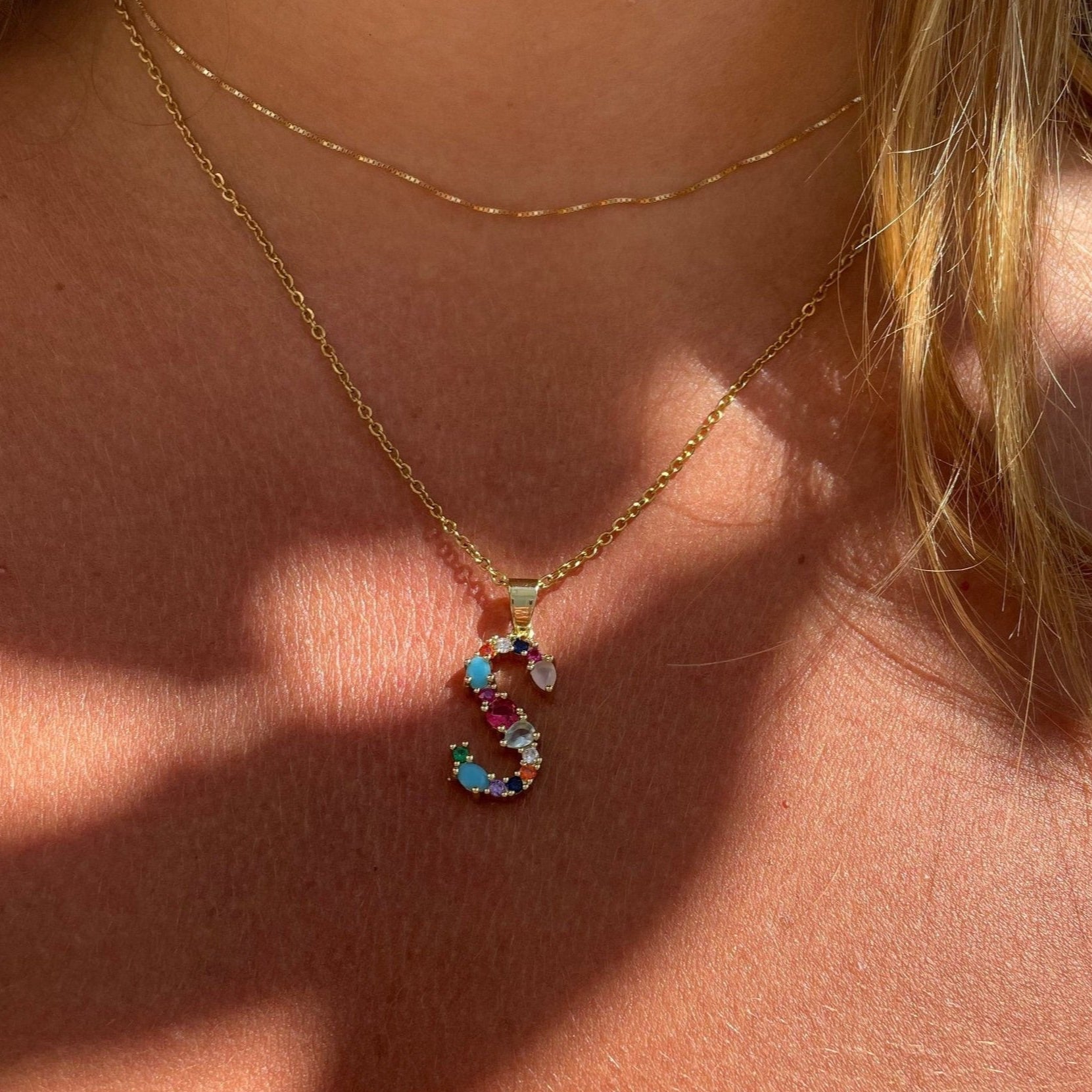 Collana lettera con pietre colorate