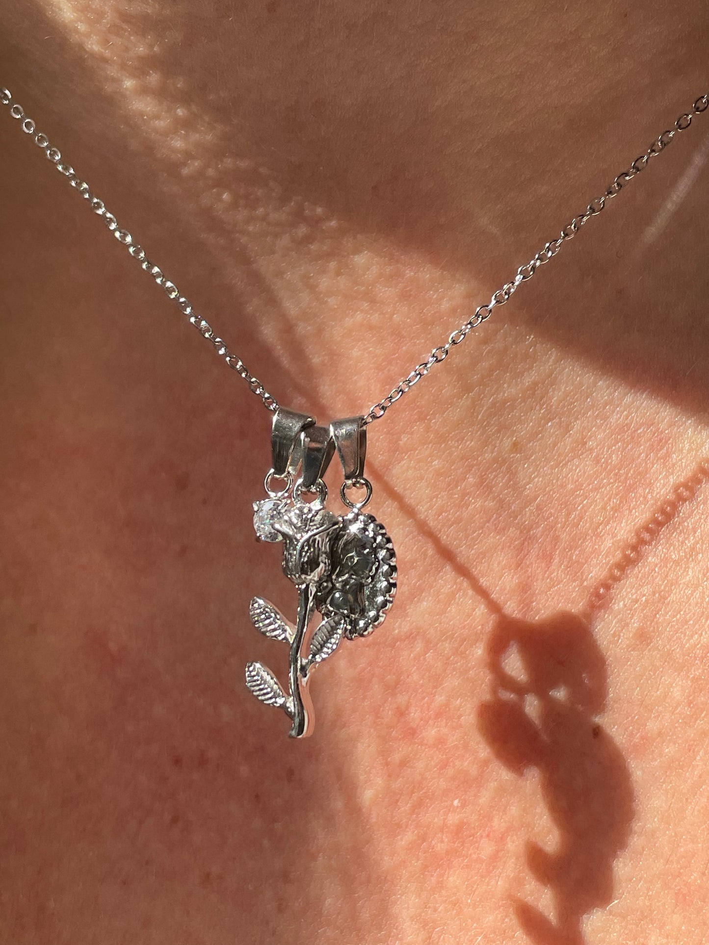 Collana rosa, punto luce e ritratto in 2 colori