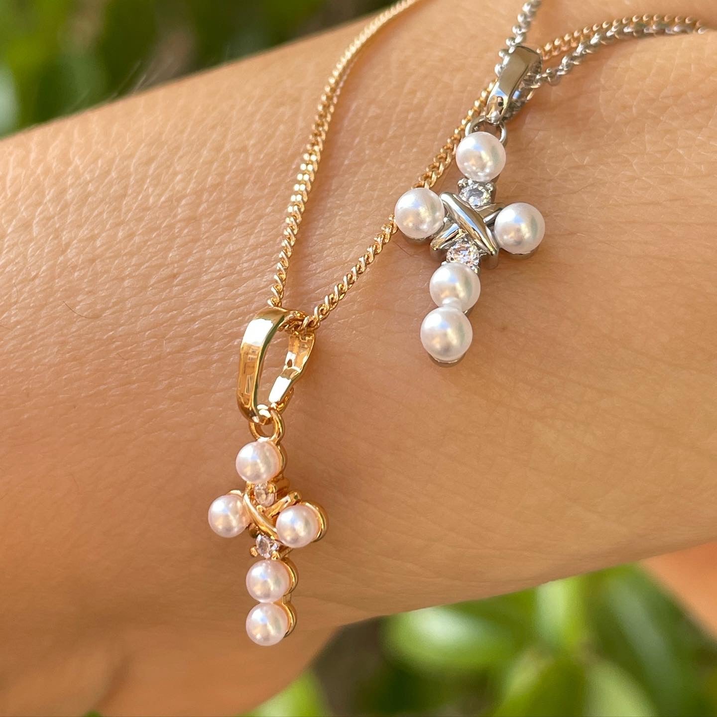 Collana con croce e perline in 2 colori